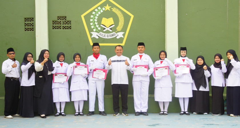 Bangga! 6 Siswa MA Al-Muthohhar Terima Penghargaan Usai Kibarkan Merah Putih di Plered & Kabupaten Purwakarta