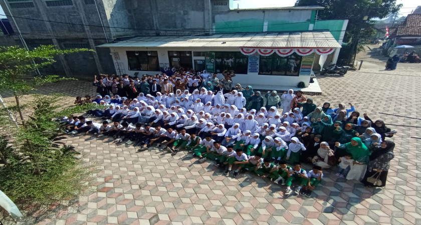 Meriah & Khidmat! Upacara HUT RI ke-80 di Al-Muthohhar Jadi Momen Persatuan Tiga Tingkatan Sekolah