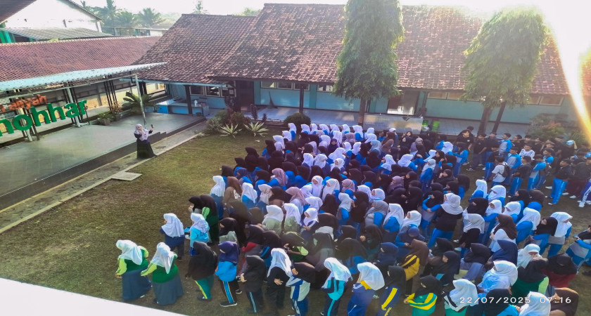 Tumbuhkan Kembali Semangat Gotong Royong, MA Al-Muthohhar ikut serta dalam kegiatan Ngosrek Purwakarta Istimewa 2025!!